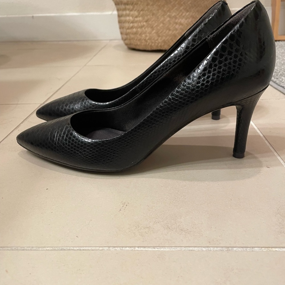 Rockport black pumps